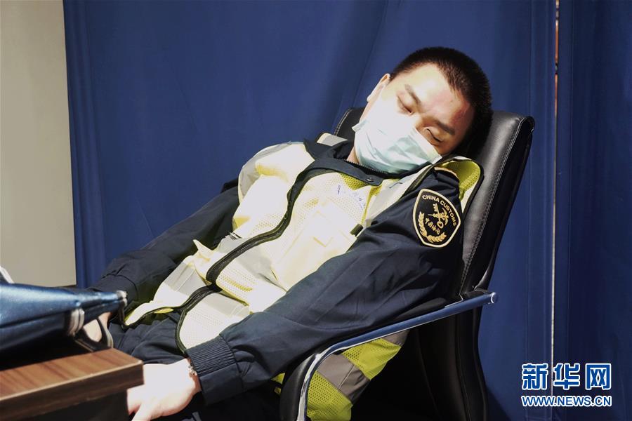 （一線抗疫群英譜&middot;圖文互動(dòng)）武漢天河機(jī)場海關(guān)王銳：堅(jiān)守國門一線69天 嚴(yán)防疫情輸入輸出