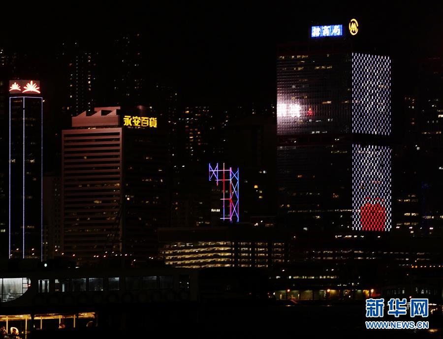 (圖文互動(dòng))(2)香港維港兩岸商廈為醫(yī)護(hù)人員亮燈打氣