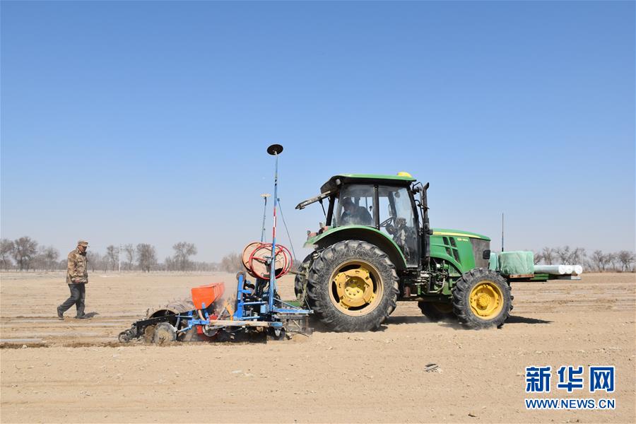 （抓好春耕備耕 穩(wěn)住農業(yè)生產&middot;圖文互動）（1）&ldquo;智慧春耕&rdquo;助力新疆春播
