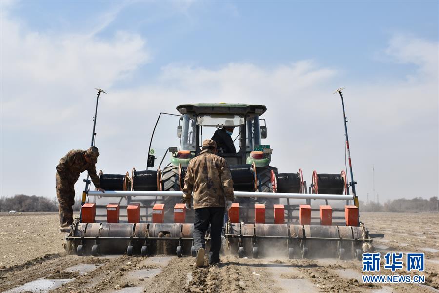 （抓好春耕備耕 穩(wěn)住農業(yè)生產&middot;圖文互動）（3）&ldquo;智慧春耕&rdquo;助力新疆春播