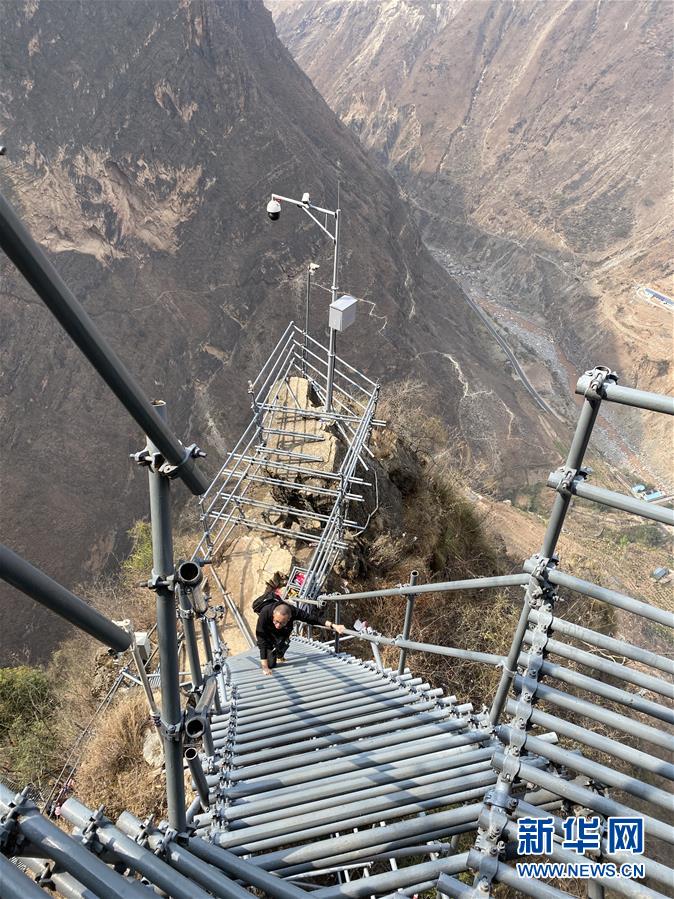 （在習(xí)近平新時代中國特色社會主義思想指引下&mdash;&mdash;新時代新作為新篇章&middot;習(xí)近平總書記關(guān)切事&middot;圖文互動）（2）啃下最后的硬骨頭&mdash;&mdash;脫貧攻堅掛牌督戰(zhàn)進行時