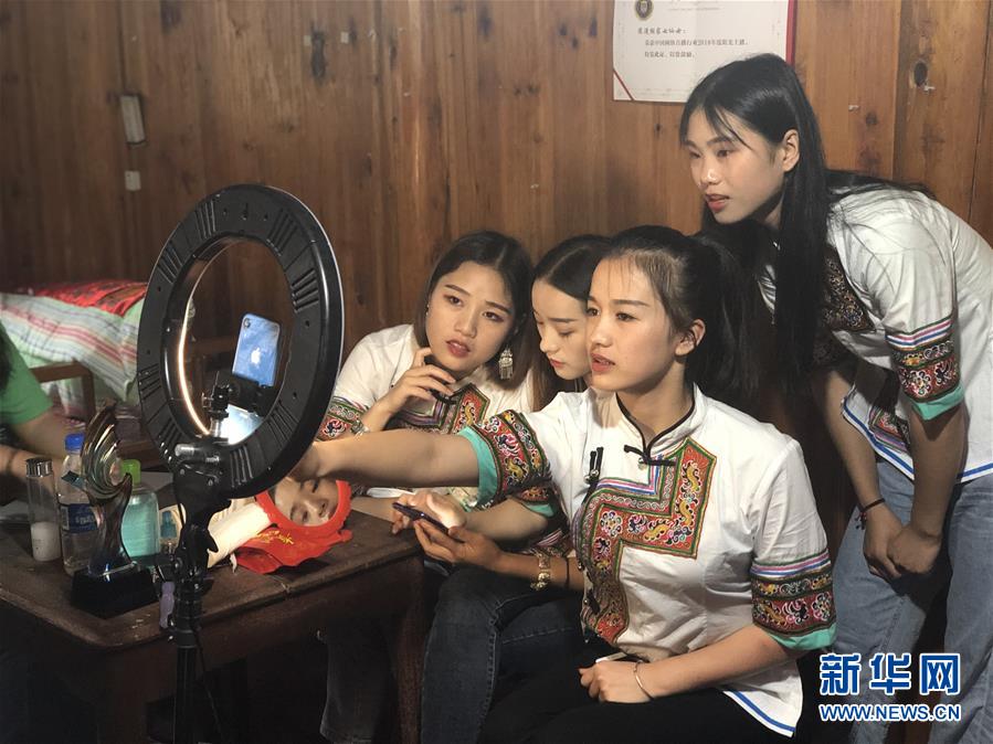 （決戰(zhàn)決勝脫貧攻堅(jiān)&middot;圖文互動(dòng)）（5）田野&ldquo;變奏&rdquo;讓薄土&ldquo;生金&rdquo;&mdash;&mdash;貴州農(nóng)村產(chǎn)業(yè)革命助推脫貧攻堅(jiān)見聞