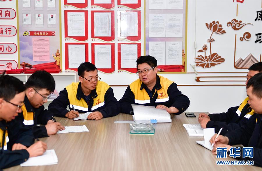 (新華全媒頭條·圖文互動)(12)用腳步和忠誠守護雪域天路——記青藏鐵路望昆線路車間副主任于本蕃