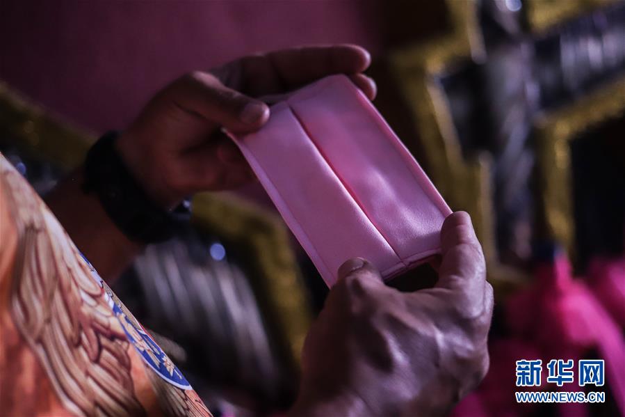 (海外抗疫故事·圖文互動(dòng))(4)通訊:自制口罩回饋社會(huì)——巴西桑巴舞校“巧手抗疫”