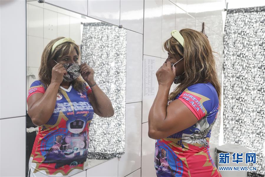 (海外抗疫故事·圖文互動(dòng))(7)通訊:自制口罩回饋社會(huì)——巴西桑巴舞校“巧手抗疫”