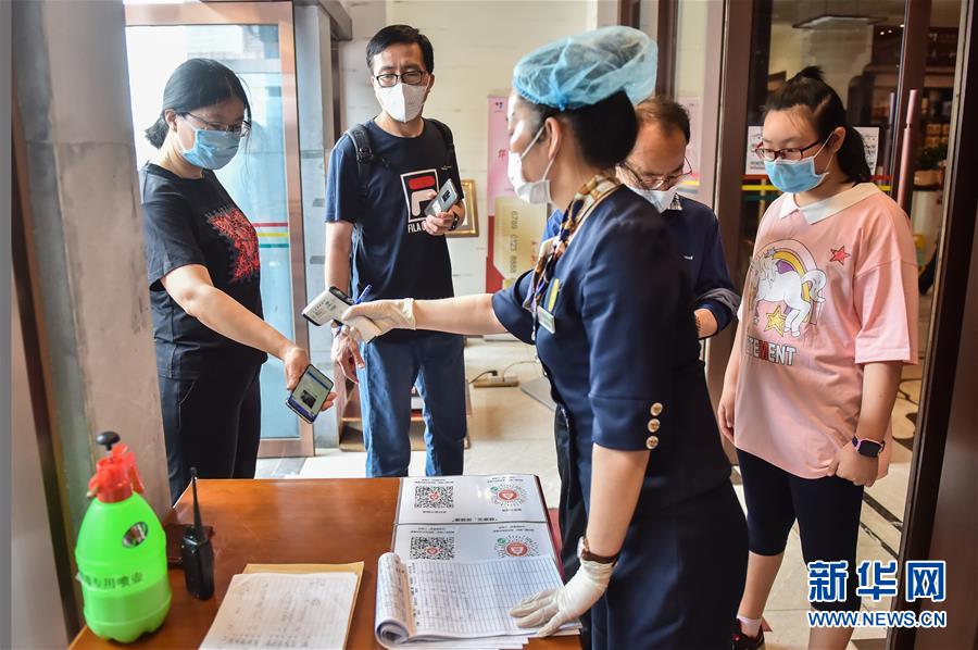 （圖文互動）（1）北京節(jié)日市場復(fù)工忙、人氣旺