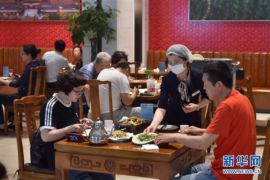 （圖文互動）（3）北京節(jié)日市場復(fù)工忙、人氣旺