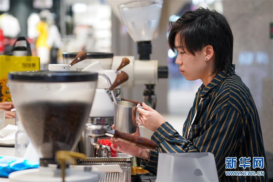 （圖文互動）（2）&ldquo;觸網(wǎng)&rdquo;直播間 引領(lǐng)&ldquo;小眾圈&rdquo;&mdash;&mdash;新興職業(yè)青年的初心與匠心