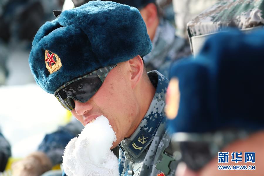 （圖文互動）（3）特寫：山再高，也要把給養(yǎng)送上去！