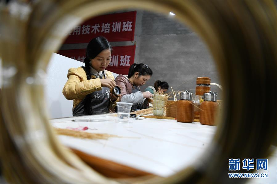 (代表委員履職·圖文互動)(4)“90后”非遺傳承人楊昌芹:讓傳統(tǒng)文化為鄉(xiāng)村振興注入“靈魂”