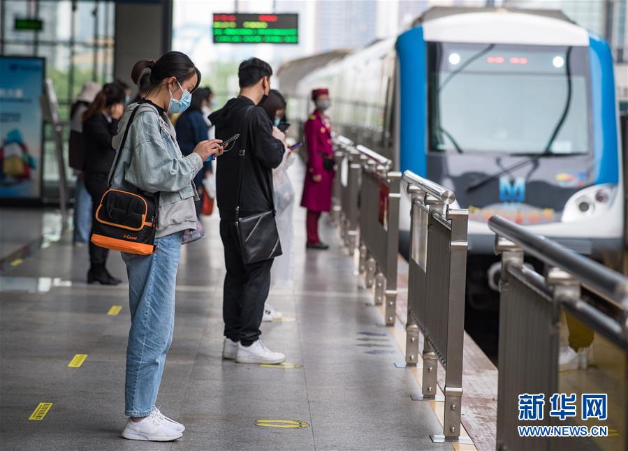 （在習(xí)近平新時(shí)代中國特色社會(huì)主義思想指引下&mdash;&mdash;新時(shí)代新作為新篇章&middot;習(xí)近平總書記關(guān)切事&middot;圖文互動(dòng)）（4）疫情防控不減壓　復(fù)工復(fù)產(chǎn)正加速&mdash;&mdash;武漢&ldquo;解封&rdquo;滿月觀察