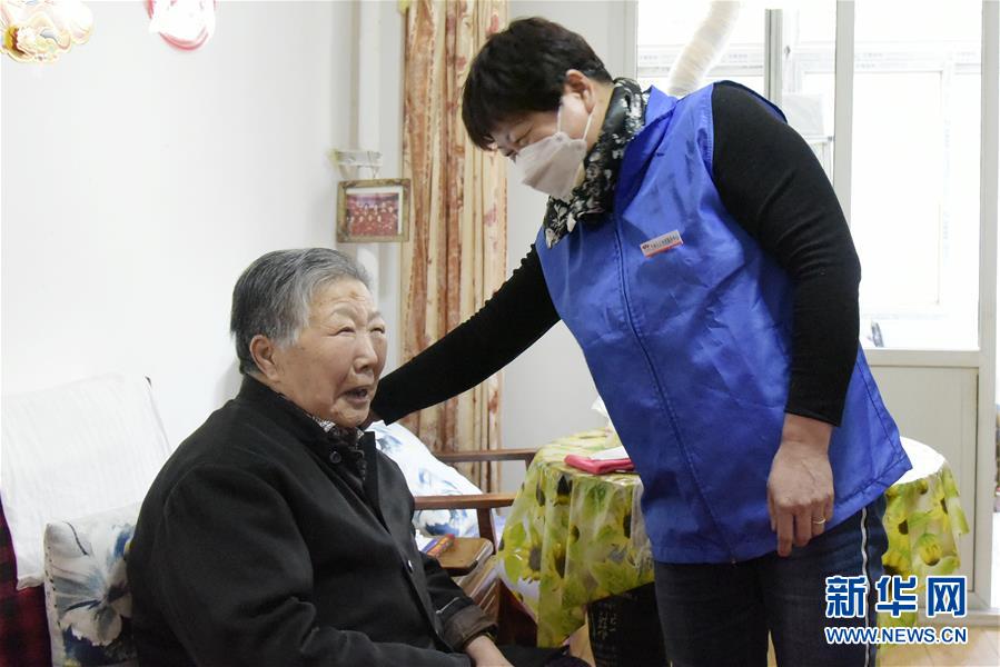 （在習(xí)近平新時(shí)代中國(guó)特色社會(huì)主義思想指引下&mdash;&mdash;新時(shí)代新作為新篇章&middot;習(xí)近平總書記關(guān)切事&middot;圖文互動(dòng)）（7）增強(qiáng)困難群眾對(duì)疫情影響的抵抗力