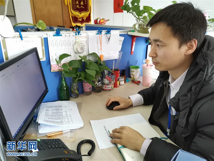 (在習(xí)近平新時(shí)代中國特色社會(huì)主義思想指引下——新時(shí)代新作為新篇章·習(xí)近平總書記關(guān)切事·圖文互動(dòng))(5)錘煉意志 輕裝上陣——黨員干部在一線磨礪閃光故事