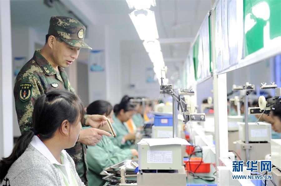 （代表委員履職&middot;圖文互動(dòng)）（1）跑遍山寨送希望 奔波萬(wàn)里助脫貧&mdash;&mdash;全國(guó)人大代表周豐林履職記