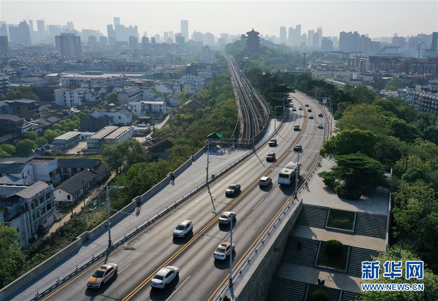 （新華全媒頭條&middot;圖文互動）（13）從人民中汲取磅礴力量&mdash;&mdash;習近平總書記同出席2020年全國兩會人大代表、政協(xié)委員共商國是紀實