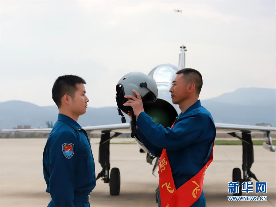 （圖文互動(dòng)）（2）5290小時(shí)！中國空軍殲擊機(jī)飛行紀(jì)錄保持者光榮停飛