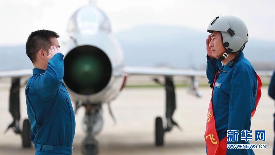 （圖文互動(dòng)）（8）5290小時(shí)！中國空軍殲擊機(jī)飛行紀(jì)錄保持者光榮停飛