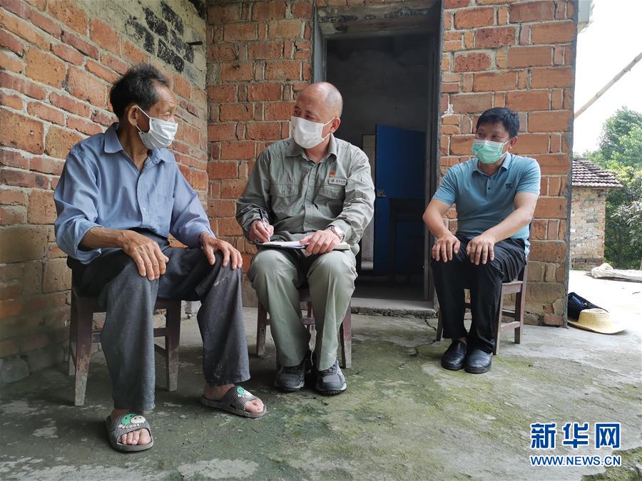 （決戰(zhàn)決勝脫貧攻堅&middot;圖文互動）（2）駐村第一書記當起&ldquo;蝦農(nóng)&rdquo;&ldquo;牛倌&rdquo;