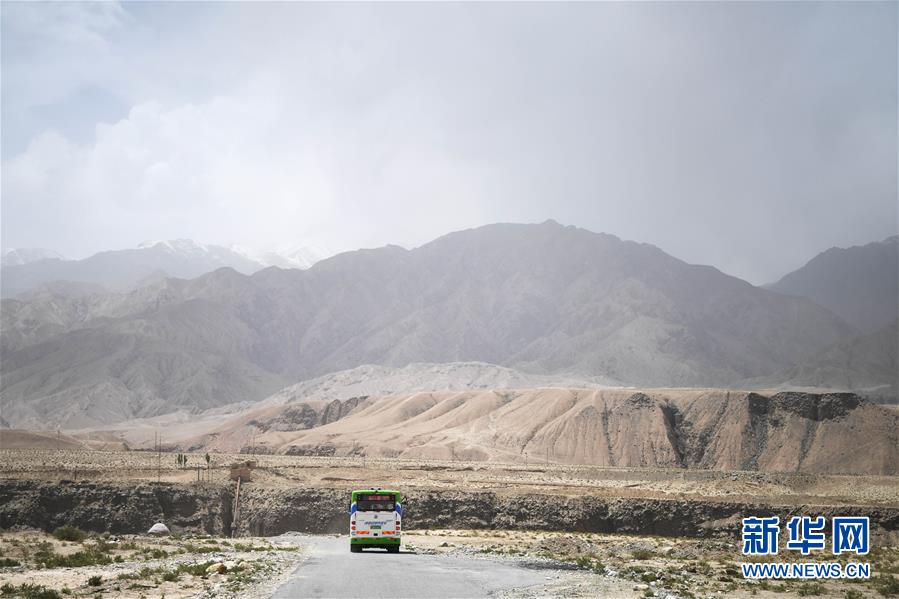 (決戰(zhàn)決勝脫貧攻堅(jiān)·聚焦三區(qū)三州·圖文互動(dòng))(2)昆侖山村建起停車(chē)場(chǎng)