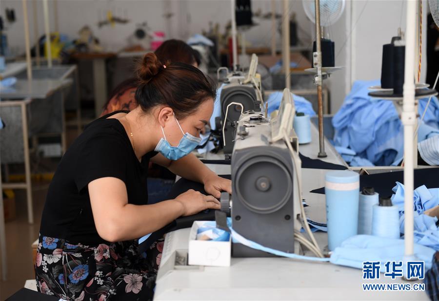 （在習(xí)近平新時代中國特色社會主義思想指引下&mdash;&mdash;新時代新作為新篇章&middot;習(xí)近平總書記關(guān)切事&middot;圖文互動）（4）讓每一個角落都感受到幸福的溫情&mdash;&mdash;人口較少民族在脫貧攻堅大潮中的奮進故事