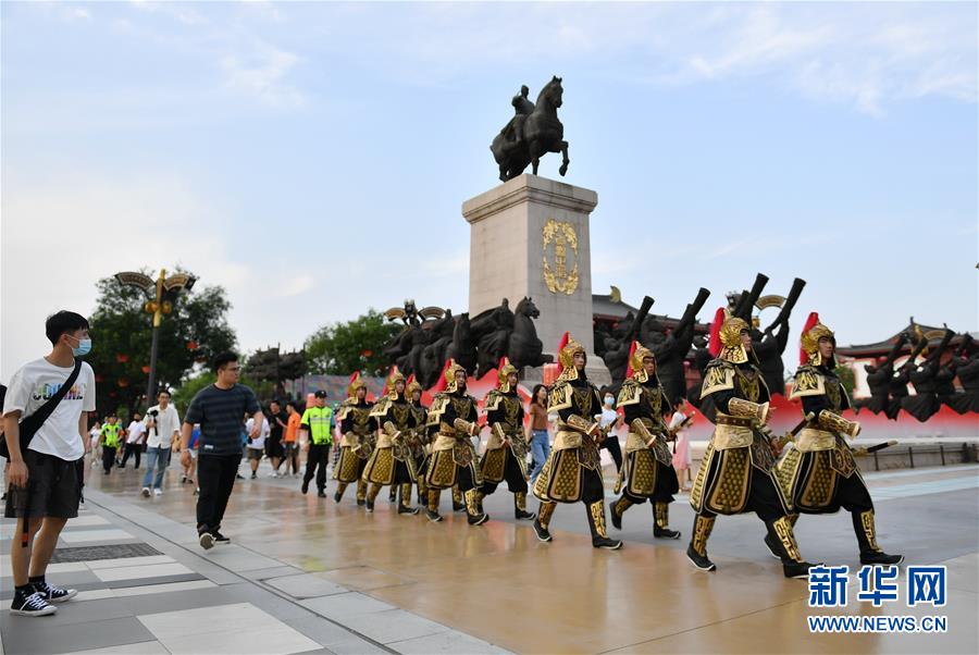 (新華全媒頭條·圖文互動)(3)線上線下消費升溫 文旅活動邁上“云端”——端午假期透視我國經(jīng)濟高質量發(fā)展新動力