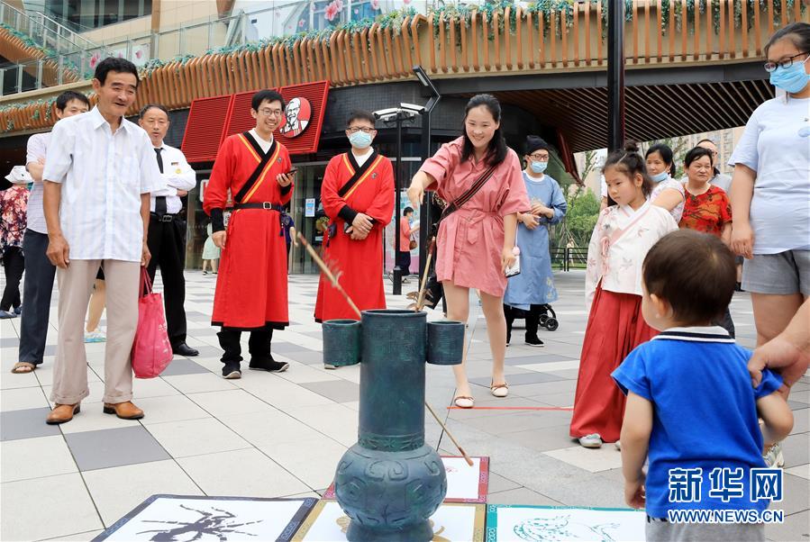 (新華全媒頭條·圖文互動)(6)線上線下消費升溫 文旅活動邁上“云端”——端午假期透視我國經(jīng)濟高質量發(fā)展新動力