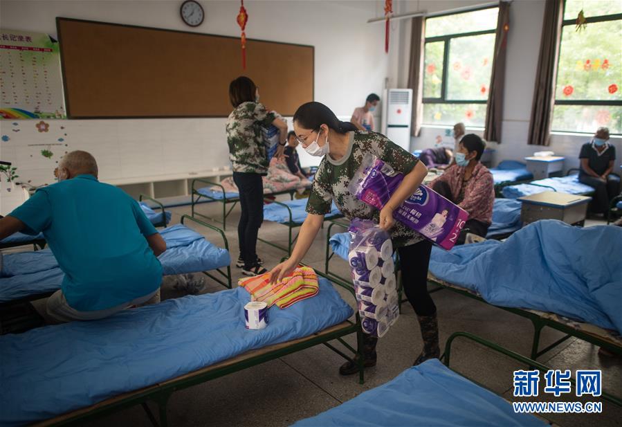 （防汛抗洪&middot;圖文互動）（2）為人民生命安全撐起&ldquo;安全傘&rdquo;&mdash;&mdash;湖北緊急轉(zhuǎn)移安置受災(zāi)群眾速寫