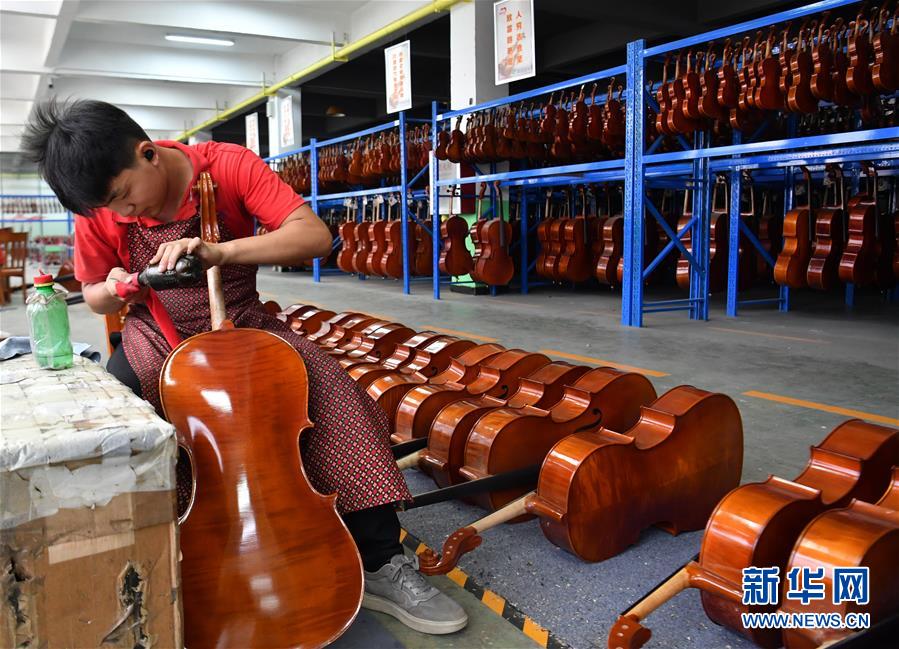 （走向我們的小康生活&middot;圖文互動(dòng)）（1）放下鋤頭，卻撥動(dòng)命運(yùn)的琴弦