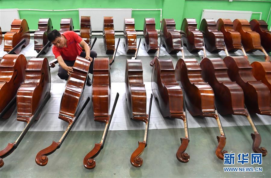 （走向我們的小康生活&middot;圖文互動(dòng)）（2）放下鋤頭，卻撥動(dòng)命運(yùn)的琴弦