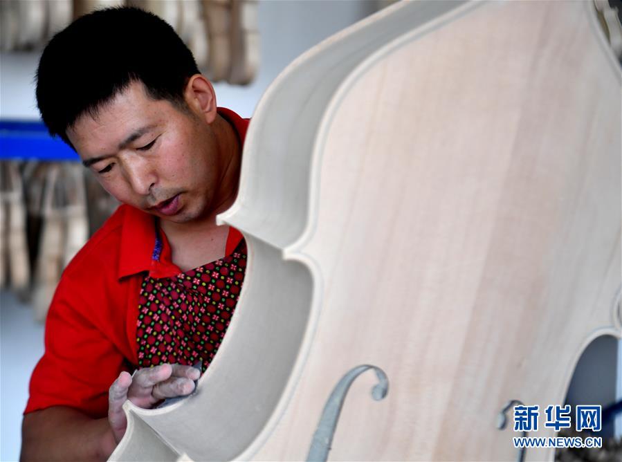 （走向我們的小康生活&middot;圖文互動(dòng)）（4）放下鋤頭，卻撥動(dòng)命運(yùn)的琴弦