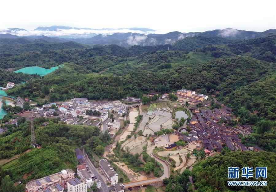 （新華全媒頭條&middot;走向我們的小康生活&middot;圖文互動）（1）大山深處有&ldquo;新家&rdquo;&mdash;&mdash;大別山村繪出現(xiàn)代版&ldquo;富春山居圖&rdquo;