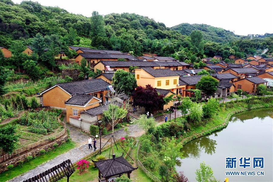 （新華全媒頭條&middot;走向我們的小康生活&middot;圖文互動）（2）大山深處有&ldquo;新家&rdquo;&mdash;&mdash;大別山村繪出現(xiàn)代版&ldquo;富春山居圖&rdquo;