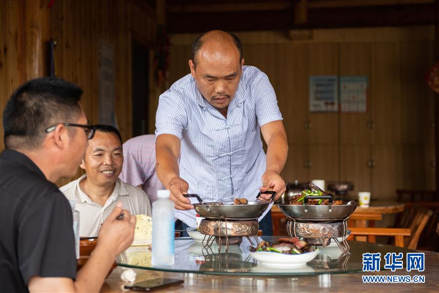 （新華全媒頭條&middot;走向我們的小康生活&middot;圖文互動）（9）那山，那人，那苗寨&mdash;&mdash;十八洞村三代人的奮斗史