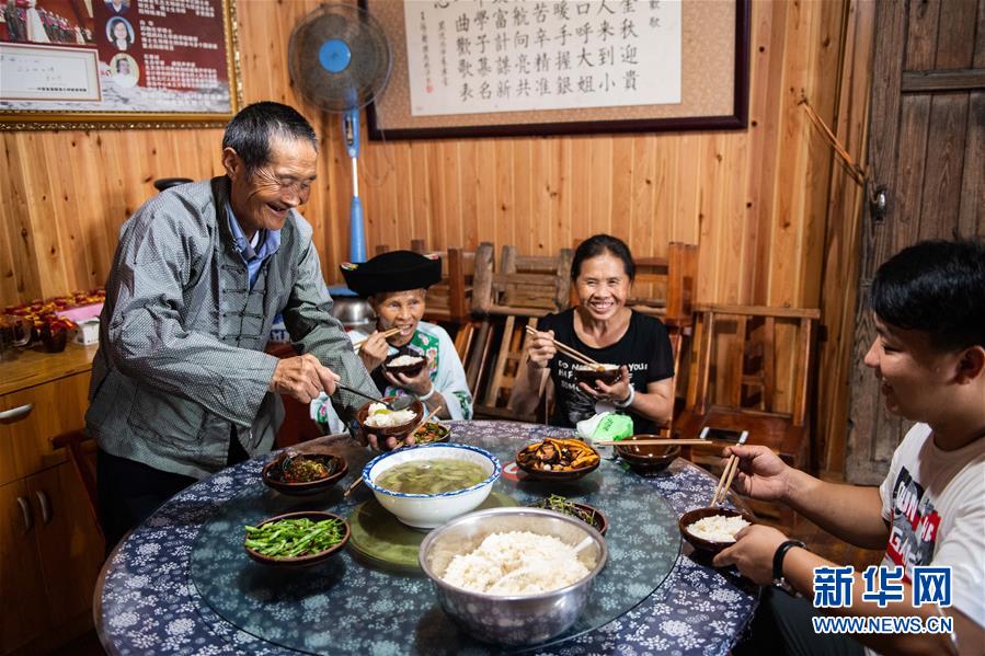 （新華全媒頭條&middot;走向我們的小康生活&middot;圖文互動）（2）那山，那人，那苗寨&mdash;&mdash;十八洞村三代人的奮斗史