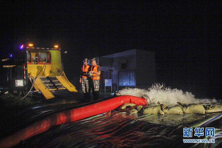 （防汛抗洪&middot;圖文互動）（3）洪水不退，子弟兵誓死不退&mdash;&mdash;解放軍和武警部隊官兵參與洪澇災(zāi)害搶險救援記事
