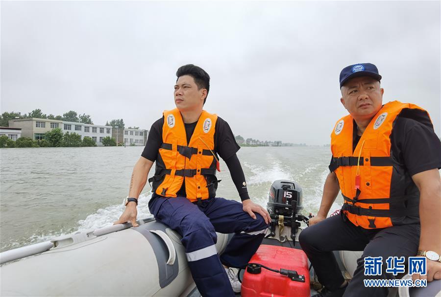 (防汛抗洪·一線人物·圖文互動)(2)萬家燈火明 壩上有神兵——安徽宿松長江大堤上的“守護者聯(lián)盟”群像