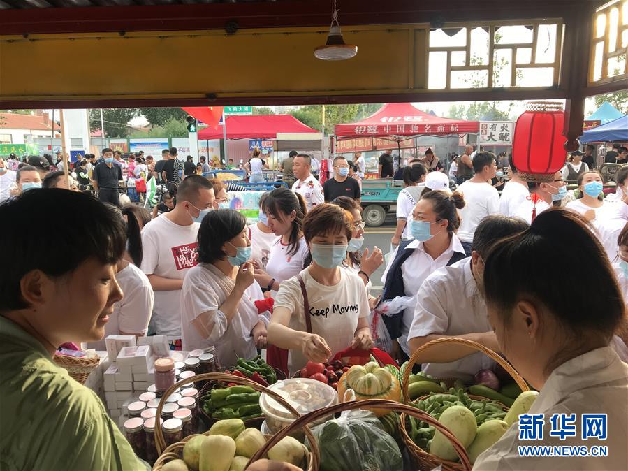 （決戰(zhàn)決勝脫貧攻堅(jiān)&middot;圖文互動）（1）扶貧夜市讓小城&ldquo;煙火氣&rdquo;升騰&ldquo;致富味&rdquo;
