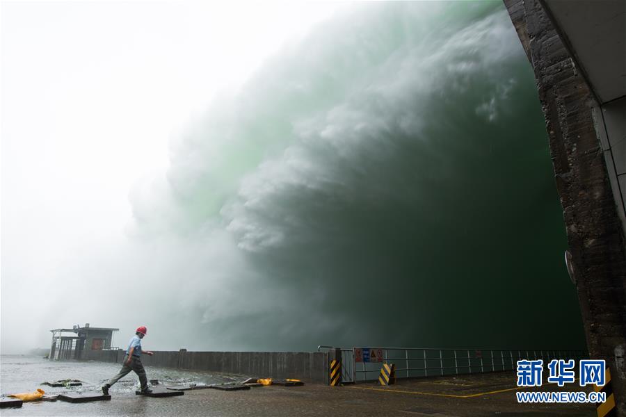 (在習(xí)近平新時(shí)代中國(guó)特色社會(huì)主義思想指引下——新時(shí)代新作為新篇章·習(xí)近平總書記關(guān)切事·圖文互動(dòng))(1)黑科技 縛洪魔——現(xiàn)代科技提升防汛救災(zāi)硬實(shí)力