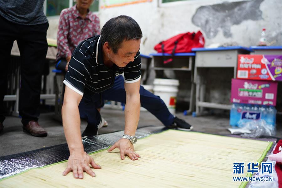 （在習近平新時代中國特色社會主義思想指引下&mdash;&mdash;新時代新作為新篇章&middot;習近平總書記關切事&middot;圖文互動）（4）遮風雨 送安穩(wěn)&mdash;&mdash;受災群眾轉(zhuǎn)移安置中的暖心故事