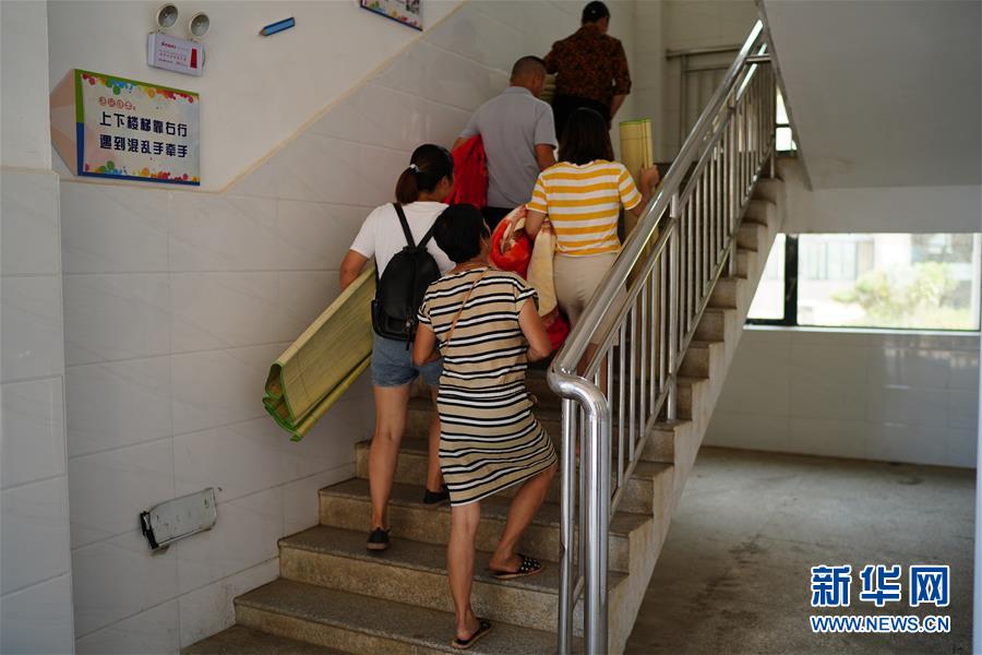 （在習近平新時代中國特色社會主義思想指引下&mdash;&mdash;新時代新作為新篇章&middot;習近平總書記關切事&middot;圖文互動）（6）遮風雨 送安穩(wěn)&mdash;&mdash;受災群眾轉(zhuǎn)移安置中的暖心故事