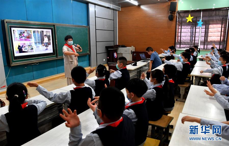 (新華全媒頭條·圖文互動)(18)“美麗的中國夢屬于你們”——以習(xí)近平同志為核心的黨中央關(guān)心少年兒童工作紀(jì)實(shí)