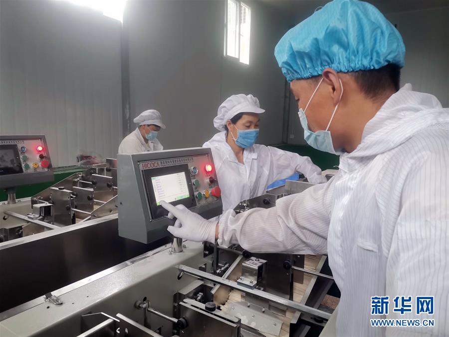 (中國網(wǎng)事·感動(dòng)2020·圖文互動(dòng))(2)“90后”扶貧干部跨越千里當(dāng)上“掛面書記”