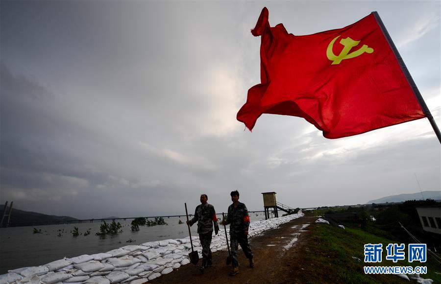 (防汛抗洪·圖文互動(dòng))(4)長(zhǎng)江大堤上的“父子之約”