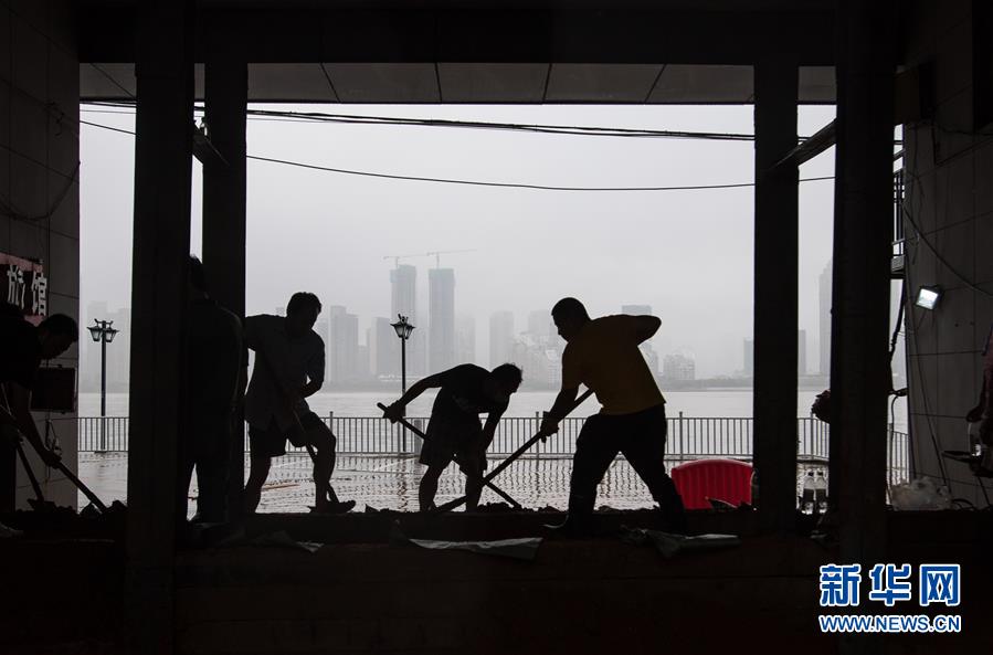 （在習(xí)近平新時(shí)代中國特色社會主義思想指引下&mdash;&mdash;新時(shí)代新作為新篇章&middot;習(xí)近平總書記關(guān)切事&middot;圖文互動(dòng)）（3）戰(zhàn)疫魔,斗洪魔&mdash;&mdash;湖北全力應(yīng)對防疫、防汛疊加&ldquo;雙考&rdquo;