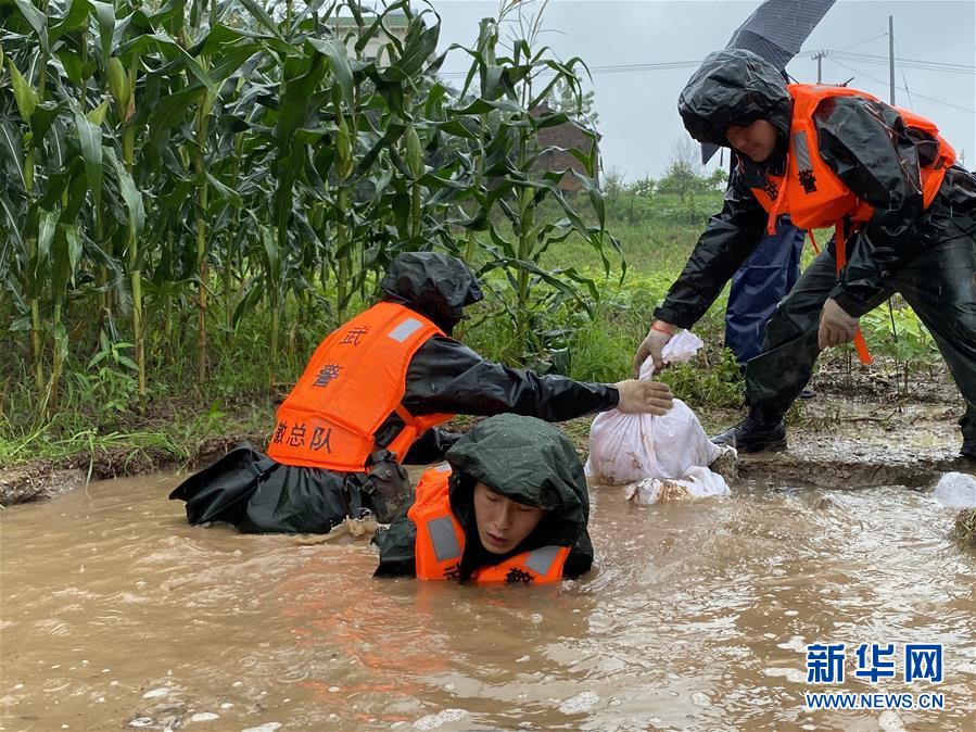 （新華全媒頭條&middot;圖文互動）（4）青春出列&mdash;&mdash;暴雨洪峰中的熱血成人禮