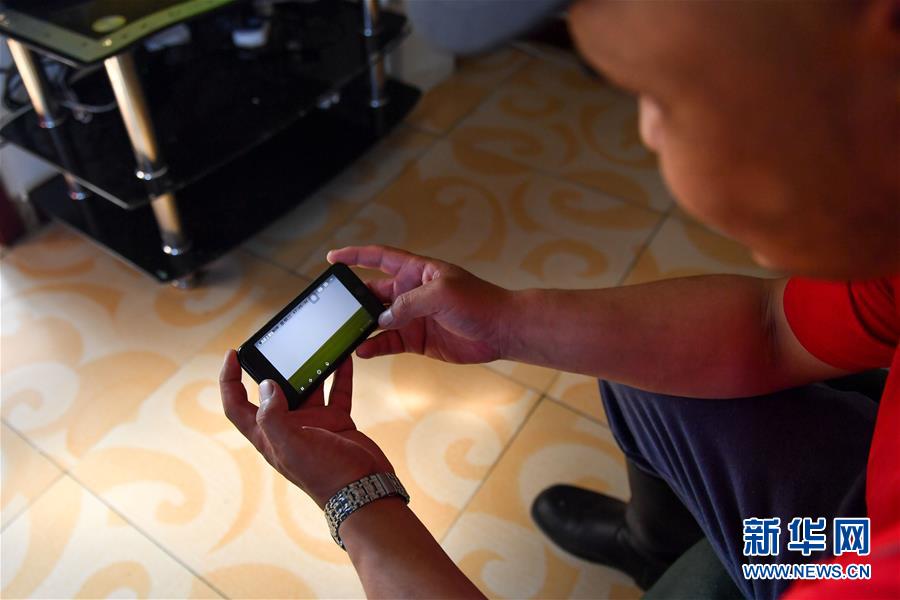 （走向我們的小康生活&middot;圖文互動）（4）草原有了網(wǎng)，手機能放羊&mdash;&mdash;看呼倫貝爾大草原牧民生活變了樣 