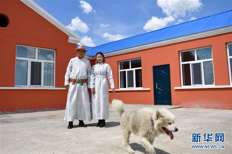 （走向我們的小康生活&middot;圖文互動）（6）草原有了網(wǎng)，手機能放羊&mdash;&mdash;看呼倫貝爾大草原牧民生活變了樣 