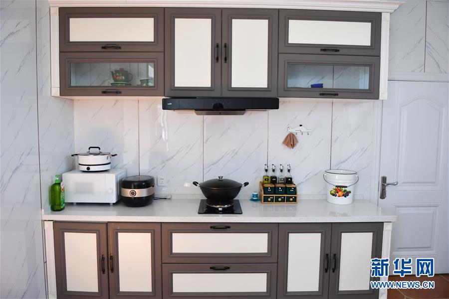 （走向我們的小康生活&middot;圖文互動）（7）草原有了網(wǎng)，手機能放羊&mdash;&mdash;看呼倫貝爾大草原牧民生活變了樣 