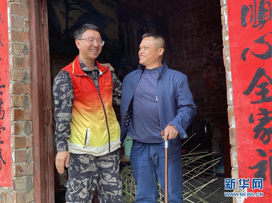 （在習(xí)近平新時代中國特色社會主義思想指引下&mdash;&mdash;新時代新作為新篇章&middot;習(xí)近平總書記關(guān)切事&middot;圖文互動）（4）青春做伴，西部放歌&mdash;&mdash;走近扎根西部建設(shè)邊疆的大學(xué)生們