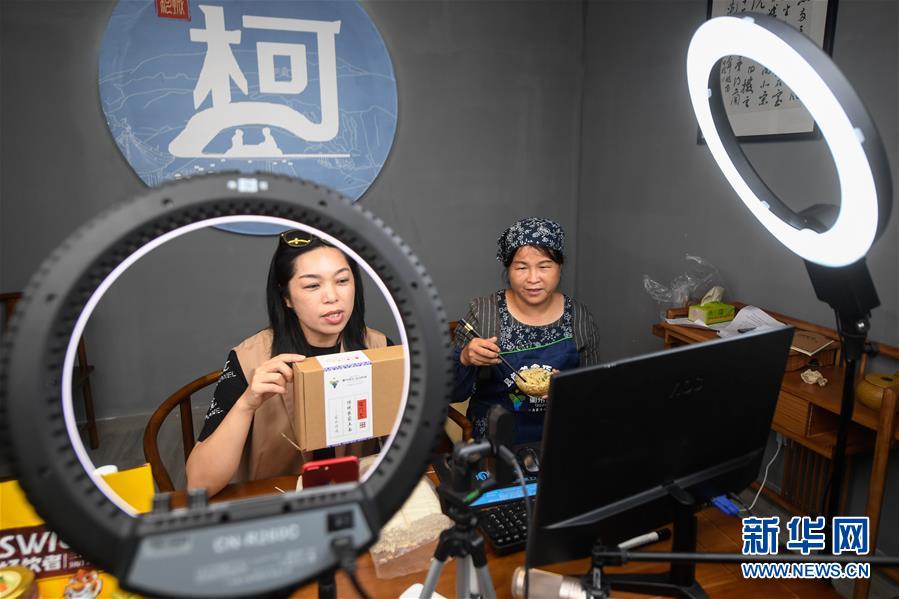 (走向我們的小康生活)(4)浙江衢州:農(nóng)民變主播 手機變農(nóng)具